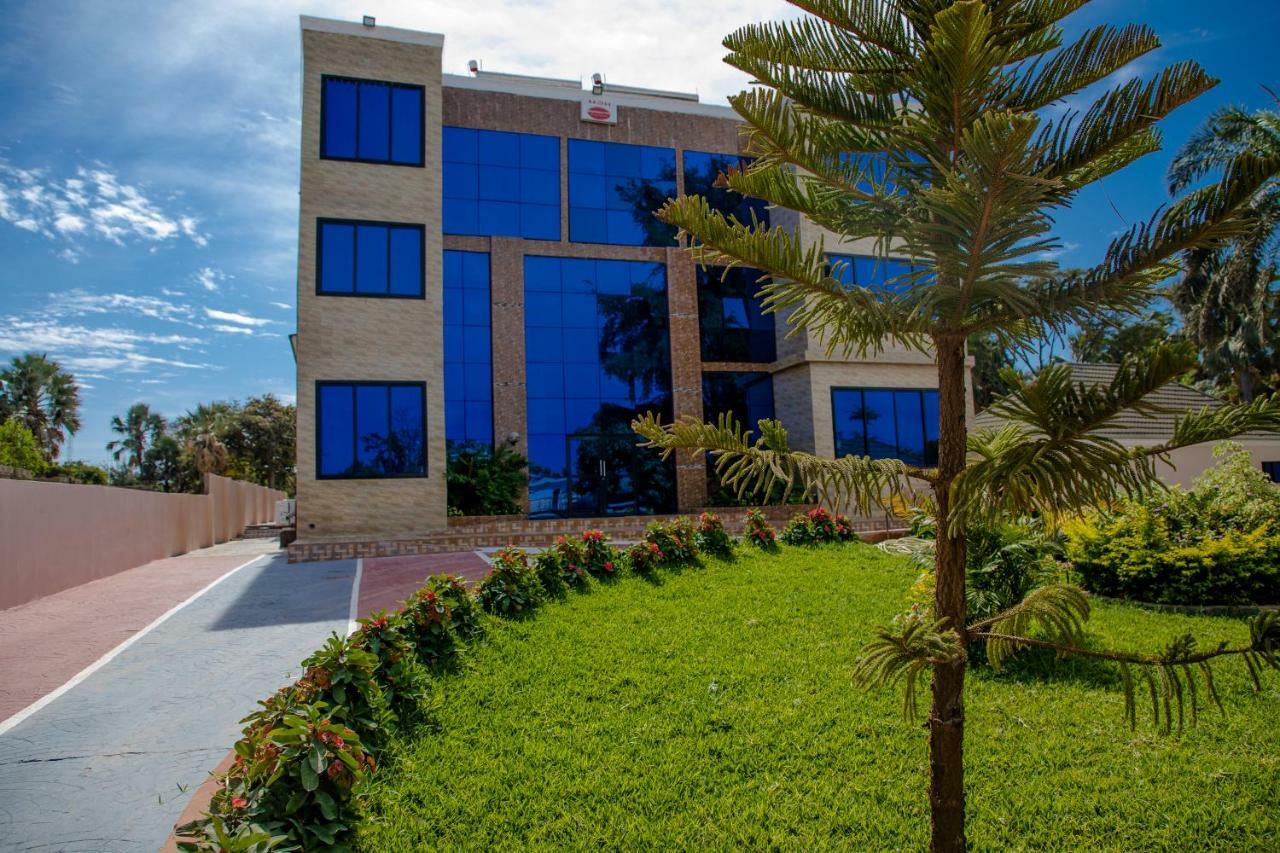 Metzy Residence Hotel Serrekunda Exterior photo