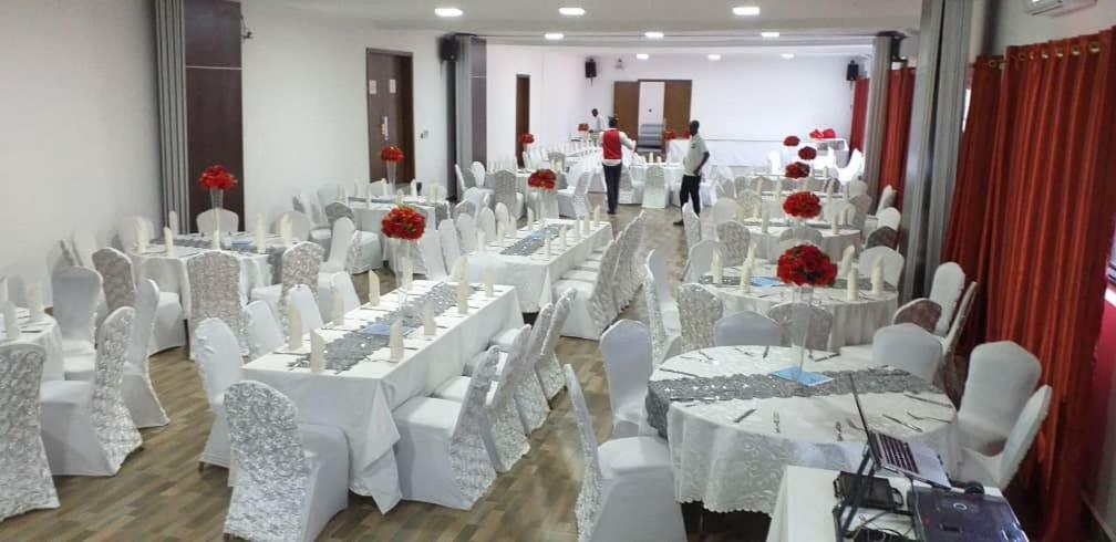 Metzy Residence Hotel Serrekunda Exterior photo