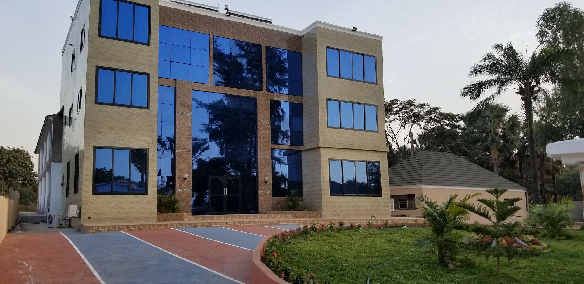 Metzy Residence Hotel Serrekunda Exterior photo